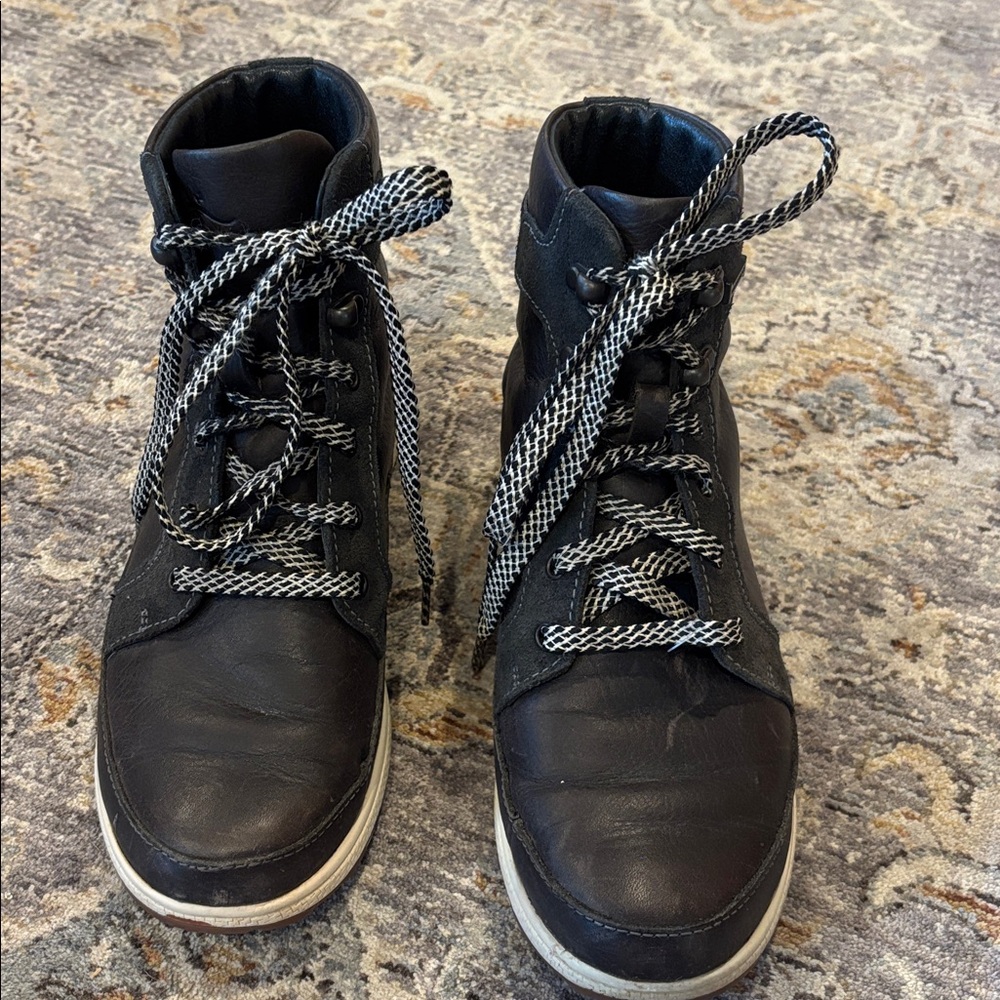 Chaco women’s Black Leather Boots